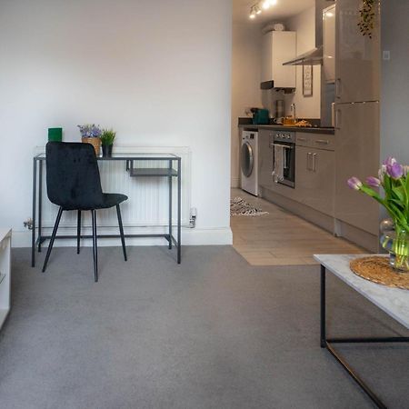 1 Bed House At Velvet Serviced Accommodation Swansea With Free Parking & Wifi - Sa1 Eksteriør bilde