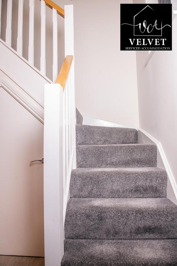 1 Bed House At Velvet Serviced Accommodation Swansea With Free Parking & Wifi - Sa1 Eksteriør bilde