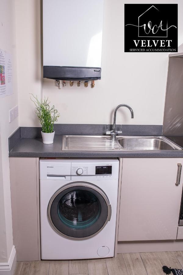 1 Bed House At Velvet Serviced Accommodation Swansea With Free Parking & Wifi - Sa1 Eksteriør bilde