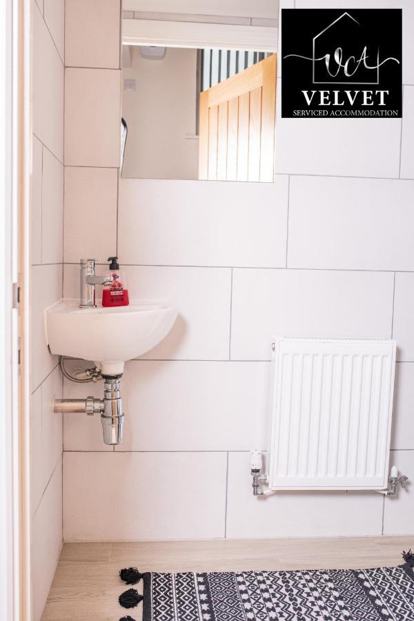 1 Bed House At Velvet Serviced Accommodation Swansea With Free Parking & Wifi - Sa1 Eksteriør bilde