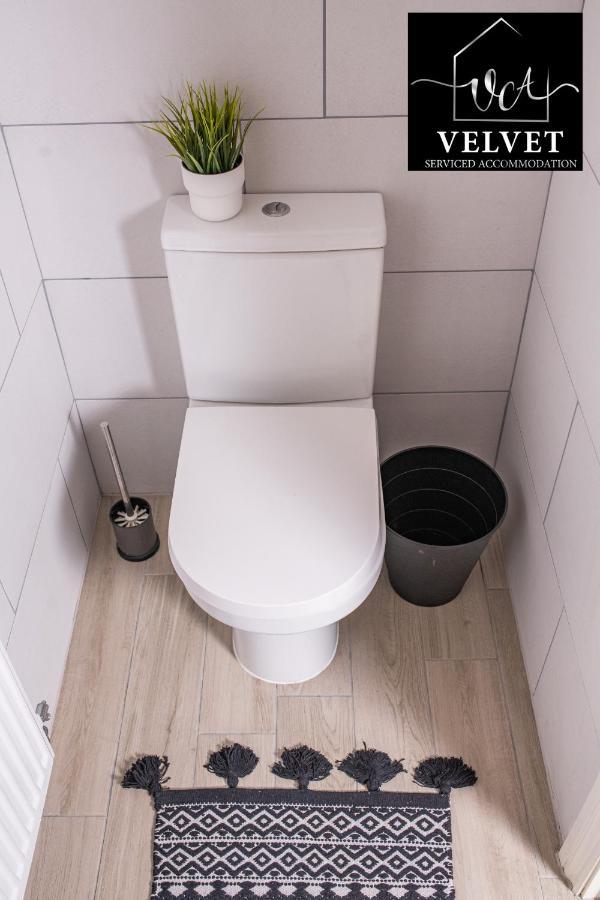 1 Bed House At Velvet Serviced Accommodation Swansea With Free Parking & Wifi - Sa1 Eksteriør bilde